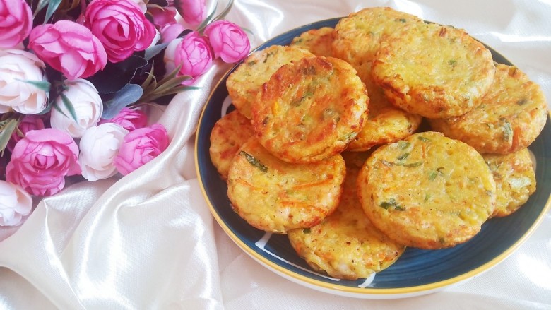 鲜虾蔬菜饼,如此反复,直到两面颜色金黄全熟即可。
