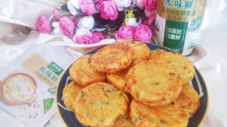 鲜虾蔬菜饼,盛入盘中享用吧!