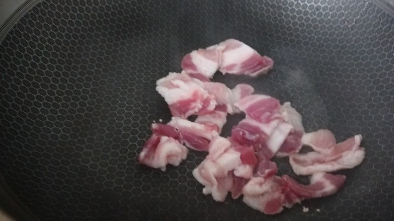 肉片炒荷兰豆,锅中倒入食用油烧热,倒入五花肉。