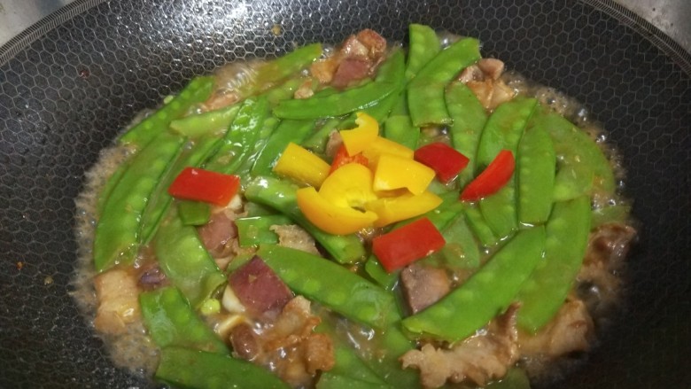 肉片炒荷兰豆,荷兰豆一定要炒熟,在放红黄椒。