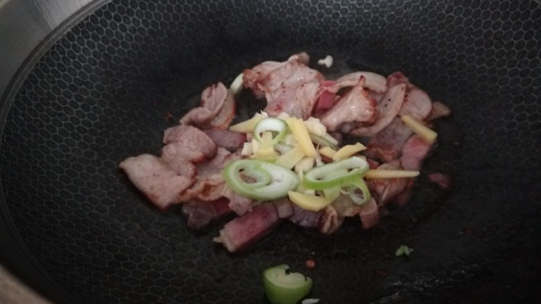 蒜味素香肠,煸炒一分钟下入葱姜大蒜,大蒜可以多放一点