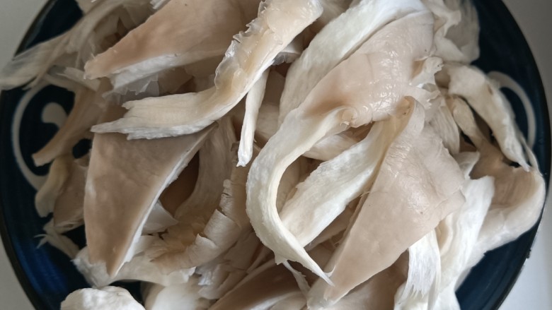 酥炸蘑菇,把蘑菇条攥干水分,放在盘子备用