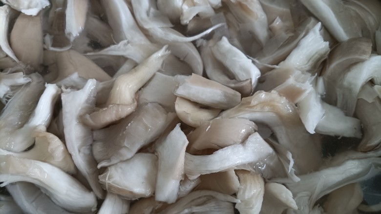 酥炸蘑菇,清洗干净后撕成细条,再用清水冲洗两遍。蘑菇缝隙之间容易藏土,多清洗两遍可以把沙土除去,吃的时候就不牙碜了