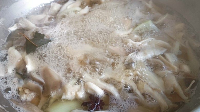 酥炸蘑菇,开中火煮,大概五分钟,基本蘑菇软了,味道煮进去就可以关火了