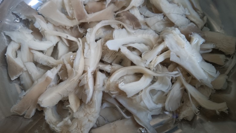 酥炸蘑菇,把蘑菇捞出投凉,投几回,把蘑菇里面的热水投出来