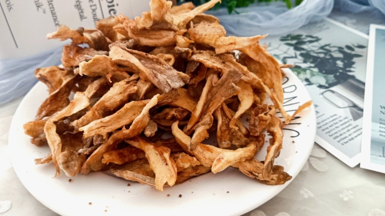 酥炸蘑菇,最后装盘,撒一点<a style='color:red;display:inline-block;' href='/shicai/ 704'>椒盐</a>就可以吃了。也可以撒烧烤料或者蘸辣酱都不错。