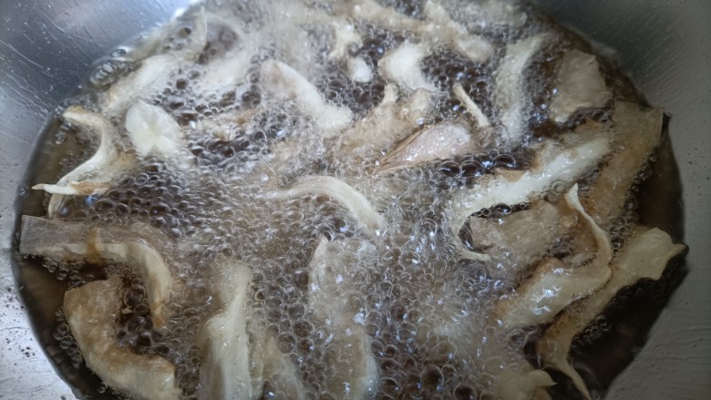酥炸蘑菇,另起锅,倒入小半锅油,烧到五六成热一个个下蘑菇,小火炸制定型