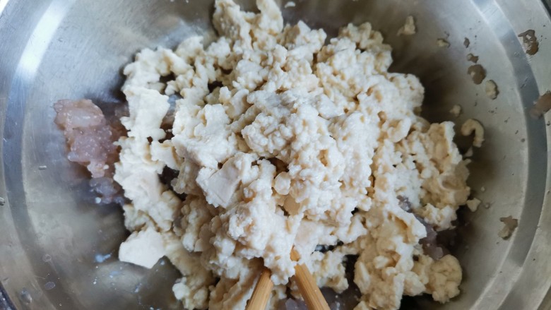 鲜虾蔬菜饼,豆腐抓碎,加入虾肉里面