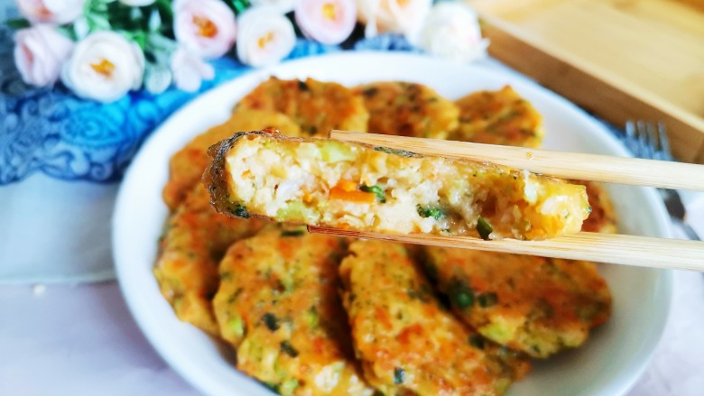鲜虾蔬菜饼,不仅营养丰富,味道鲜美,而且口感也超级的棒,一点也不硬