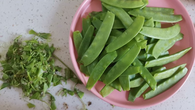 肉片炒荷兰豆,把荷兰豆摘去头尾两端