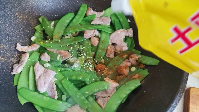 肉片炒荷兰豆,最后加入适量的<a style='color:red;display:inline-block;' href='/shicai/ 756'>鸡精</a>翻炒均匀