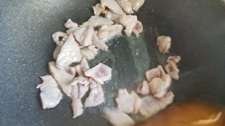 肉片炒荷兰豆,起锅烧油油热下入肉片翻炒至变色