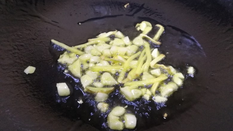 肉片炒荷兰豆,热锅凉油,油热放入姜丝蒜末,文火炒香。