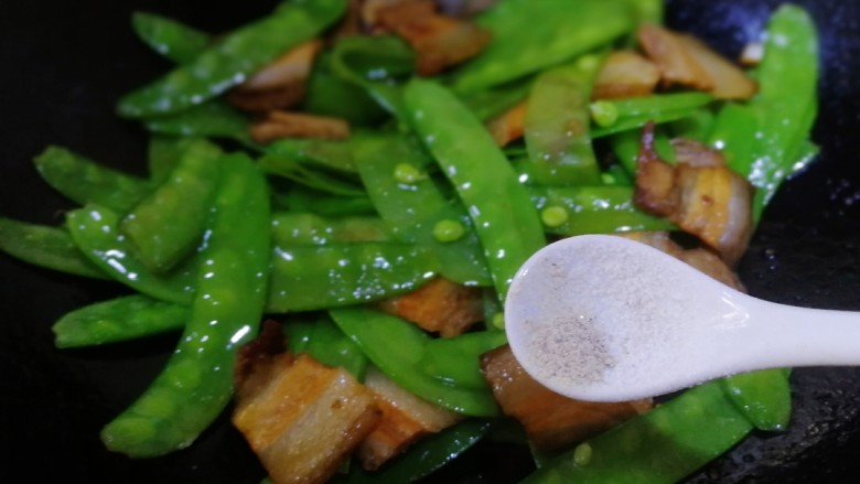 肉片炒荷兰豆,加<a style='color:red;display:inline-block;' href='/shicai/ 134296'>白胡椒粉</a>增香,炒匀即可,很下饭的快手菜。