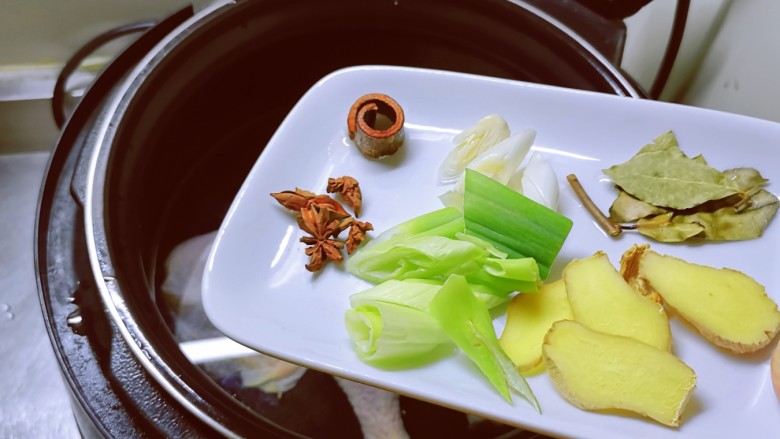 椒麻手撕鸡,主料辅料一起放入压力锅,添加适量清水,选择鸡肉功能,煮熟。