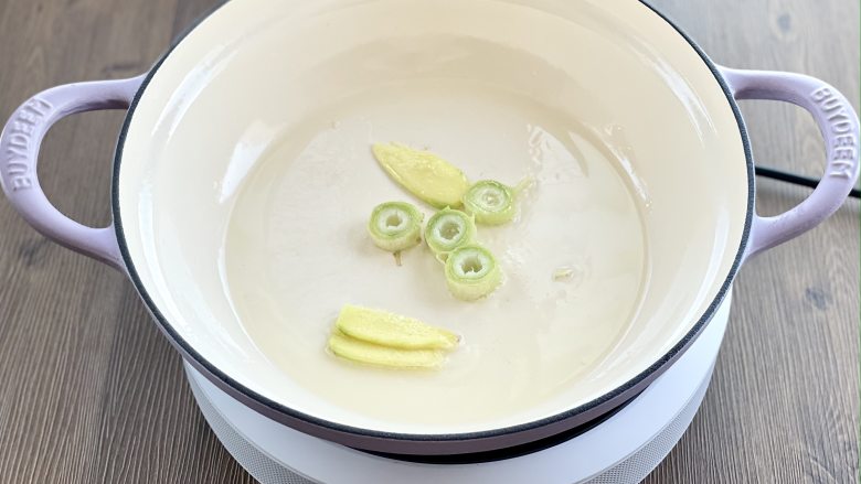 玉米山药排骨浓汤,营养美味不油腻,全家都爱喝,焖焗锅预热2分钟,倒入食用油烧热,下<a style='color:red;display:inline-block;' href='/shicai/ 3250'>葱</a>姜爆香