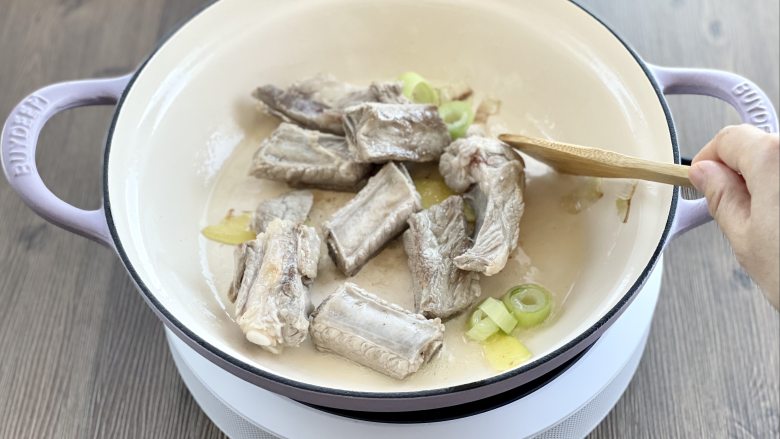 玉米山药排骨浓汤,营养美味不油腻,全家都爱喝,下入排骨煎炒,排骨煎炒后再炖,汤汁会更加香浓醇厚