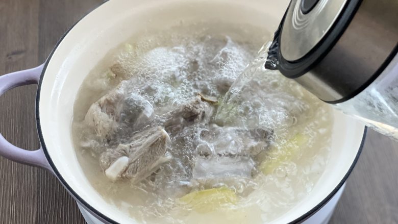 玉米山药排骨浓汤,营养美味不油腻,全家都爱喝,倒入开水没过排骨