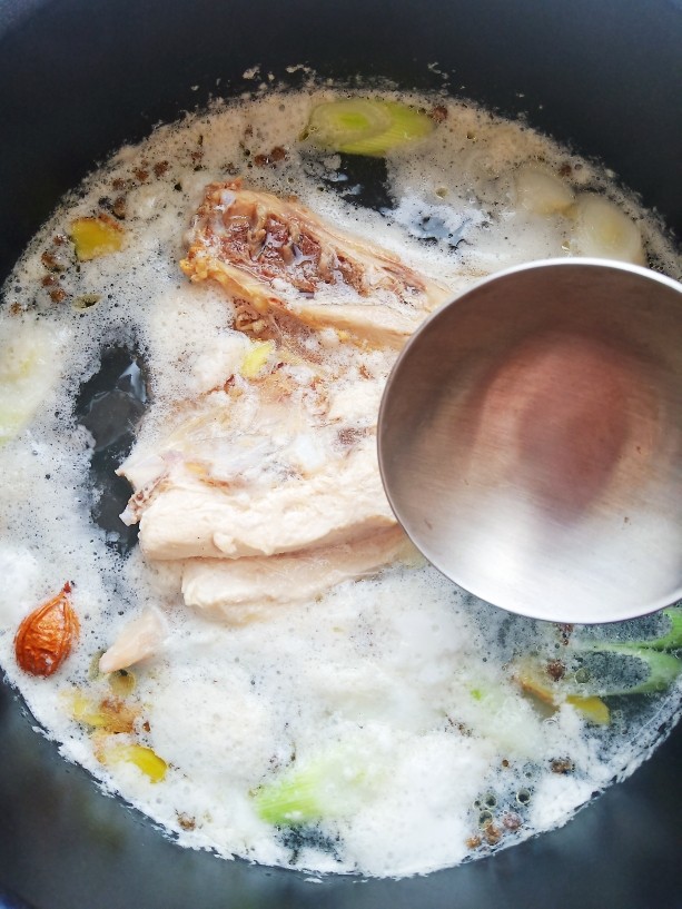 椒麻手撕鸡,水开后撇去浮沫,再炖煮10分钟即可。