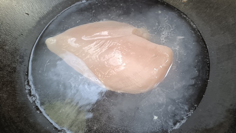 椒麻手撕鸡,放入鸡肉,煮熟