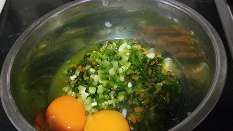 鲜虾蔬菜饼,在放入盆中,打入两个鸡蛋。