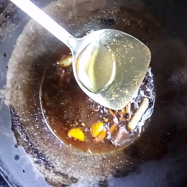 酱香风味鱼,烹入料酒,将佐料炒香。
