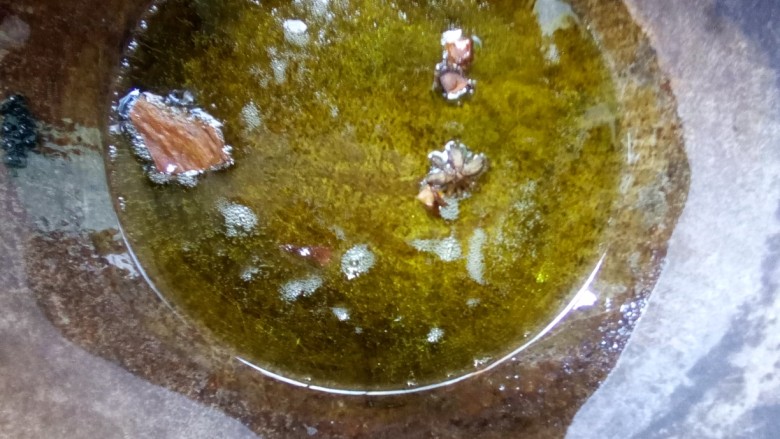 酱香风味鱼,炒锅倒油,放大料和桂皮小火炒香。