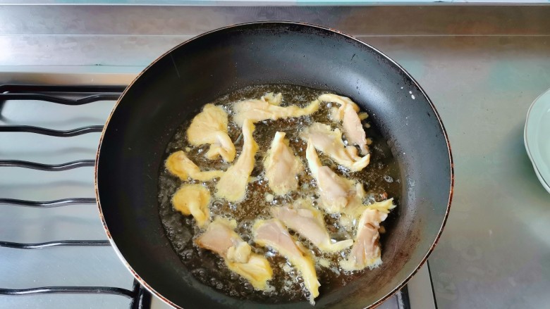 酥炸蘑菇,将蘑菇一片片放入油锅,记住要中小火哦