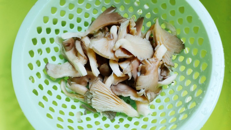 酥炸蘑菇,洗净之后,挤干水分