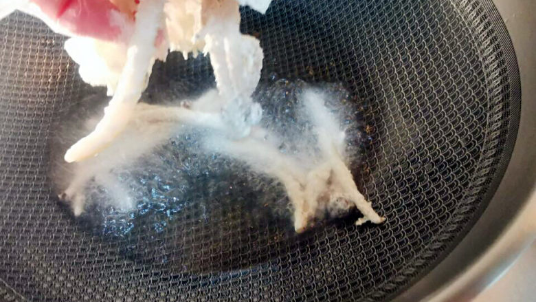 酥炸蘑菇,锅中烧油,八成热时,下蘑菇