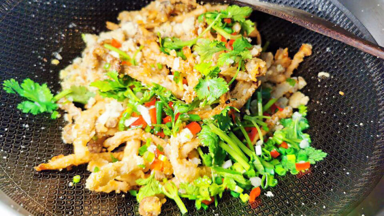 酥炸蘑菇,香菜及红椒加进来,快速翻炒均匀即可出锅