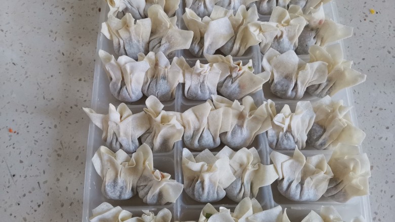 海鲜小馄饨,全部包好,一次吃不完可以放冰箱冷冻保存,随吃随煮很方便,锅里烧<a style='color:red;display:inline-block;' href='/shicai/ 156925'>水</a>煮馄饨煮至浮起熟透