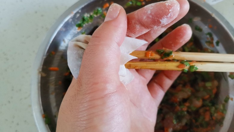 海鲜小馄饨,用虎口夹住馄饨,筷子抽出,一个馄饨就包好了