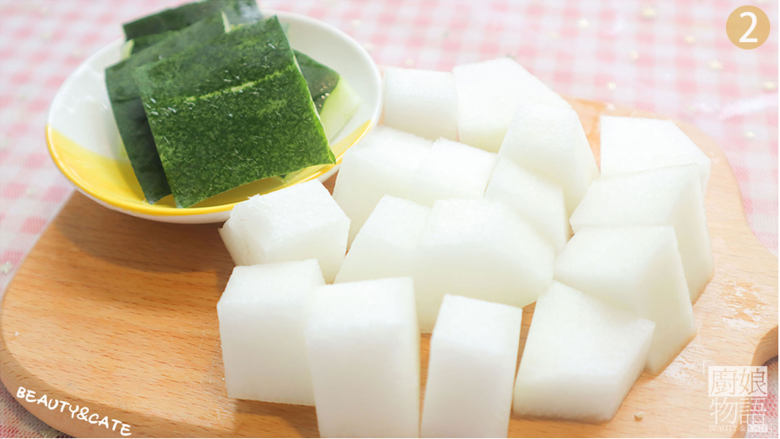 夏天减肥不想动?喝了这份「消肿冬瓜茶」想不瘦都难!,250g<a style='color:red;display:inline-block;' href='/shicai/ 56'>冬瓜</a>去皮切成块。
