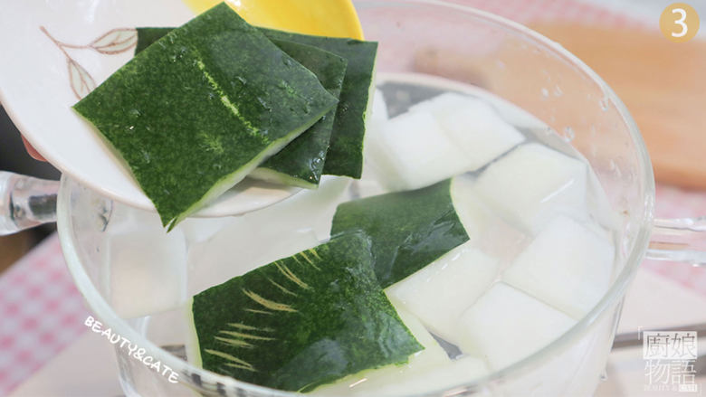 夏天减肥不想动?喝了这份「消肿冬瓜茶」想不瘦都难!,锅里倒入1L清水,放入切好的冬瓜和冬瓜皮。