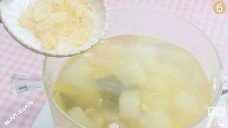 夏天减肥不想动?喝了这份「消肿冬瓜茶」想不瘦都难!,揭开盖子放入20g<a style='color:red;display:inline-block;' href='/shicai/ 130180'>黄冰糖</a>。