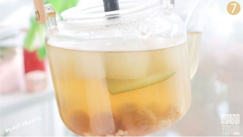 夏天减肥不想动?喝了这份「消肿冬瓜茶」想不瘦都难!,待黄冰糖融化后盛出放凉。