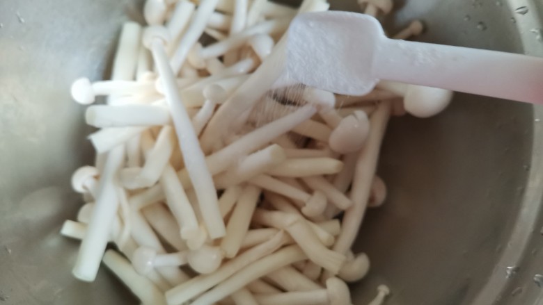 酥炸蘑菇,控干水分,加入适量的盐调味