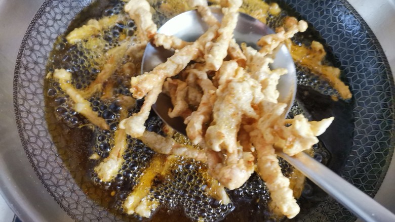 酥炸蘑菇,炸至金黄酥脆,捞出控油