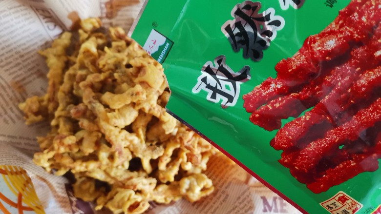 酥炸蘑菇,捞出控油,然后撒上适量的孜然粉,喜欢吃辣点的,可以撒上辣椒面