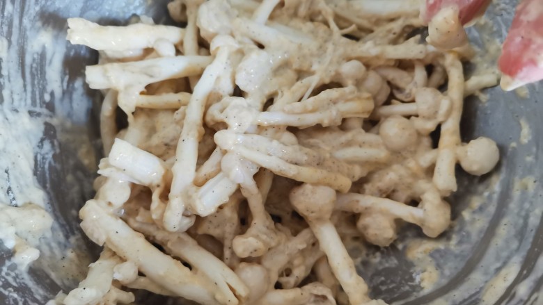 酥炸蘑菇,用手抓拌均匀时,海鲜菇全部都挂上面糊