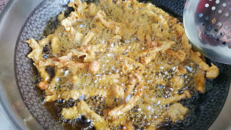 酥炸蘑菇,全部炸好,然后再复炸一次会更酥脆