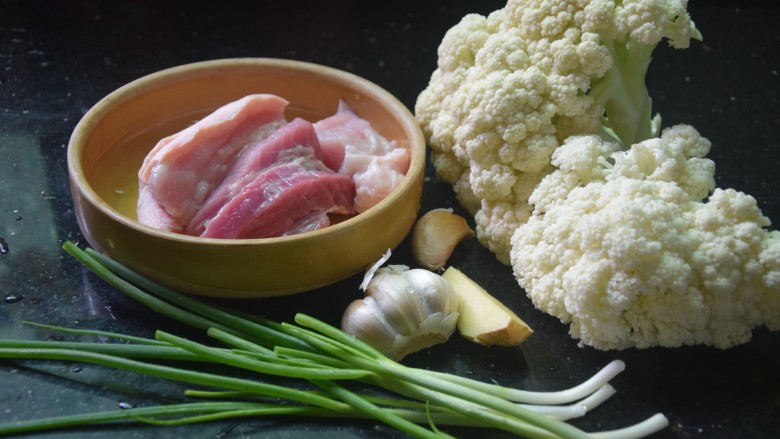 干锅菜花五花肉,备好所需食材