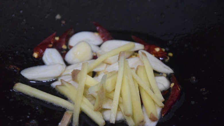 干锅菜花五花肉,锅内留油,当然蒜片、干辣椒和姜丝爆香