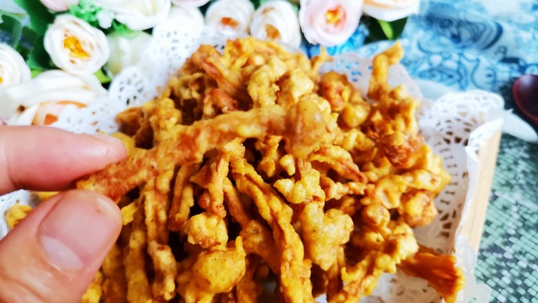 酥炸蘑菇,酥炸海鲜菇就做好了,外酥里嫩,超级好吃