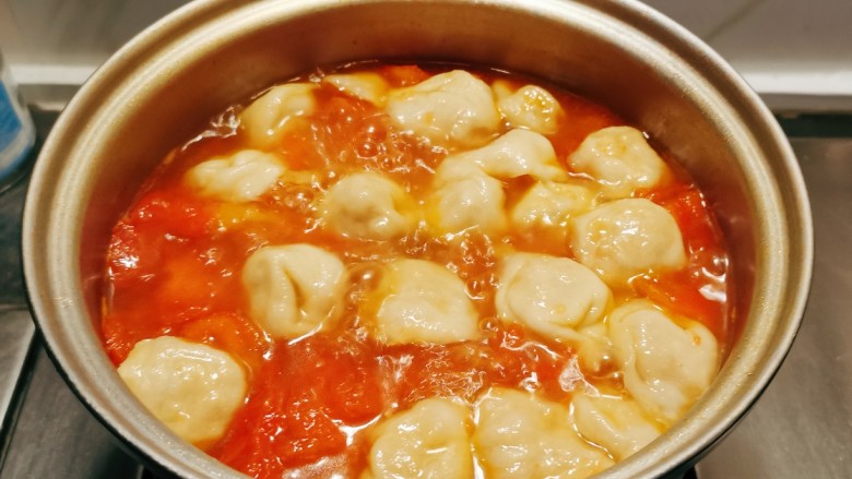 海鲜小馄饨,煮至海鲜小馄饨气鼓鼓地漂浮起来,完全熟透。