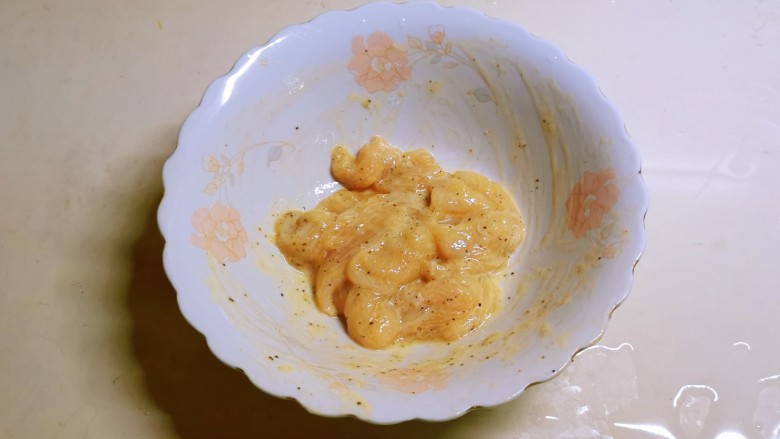 肉片炒荷兰豆,反复抓拌均匀,静置15分钟。