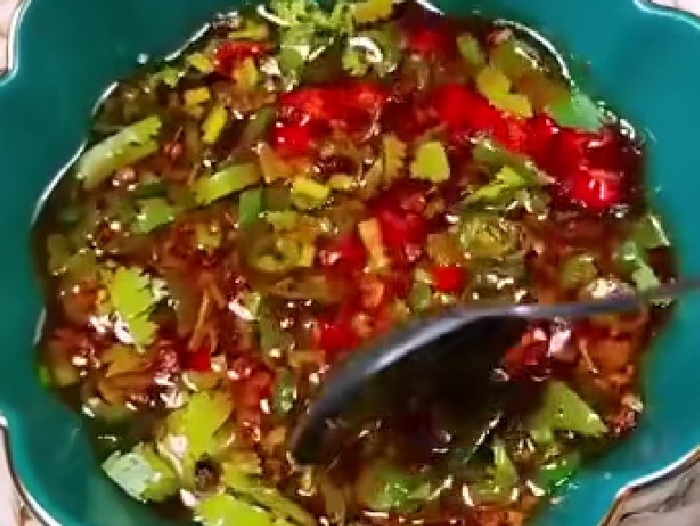 椒麻手撕鸡,最后加入适量<a style='color:red;display:inline-block;' href='/shicai/ 122360'>京葱</a>将料汁搅拌均匀