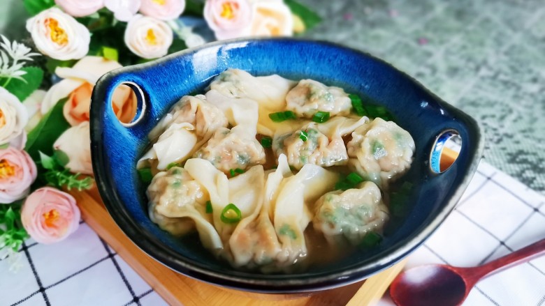 海鲜小馄饨,再把煮好的馄饨捞入碗中即可