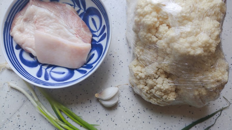 干锅菜花五花肉,首先我们准备好所有食材